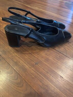 H&M- SZ 40 NEW! Black Slingback Block Heel Pumps